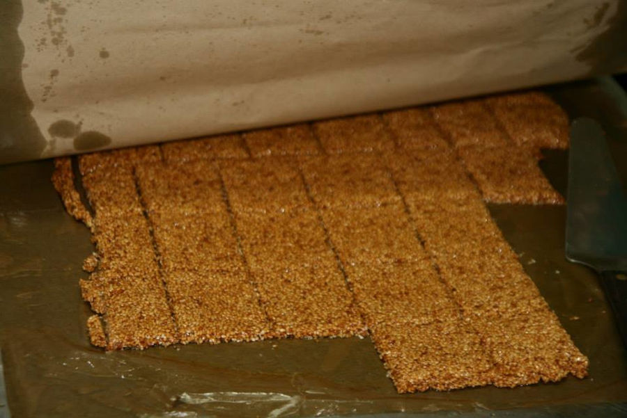 a sweet on cooking paper from Bioporos